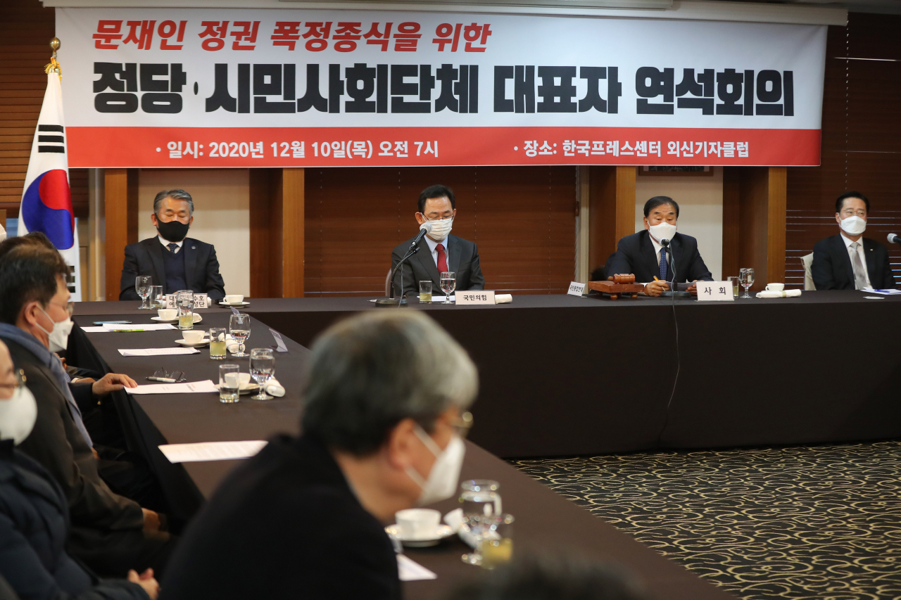 주호영 국민의힘 원내대표(오른쪽 세번째)가 10일 오전 서울 종로구 한국프레스센터에서 열린 '문재인 정권 폭정 종식을 위한 정당·시민사회단체 대표자 연석회의에 참석해 사회자인 이재오 국민의힘 상임고문의 발언을 듣고 있다. [연합]