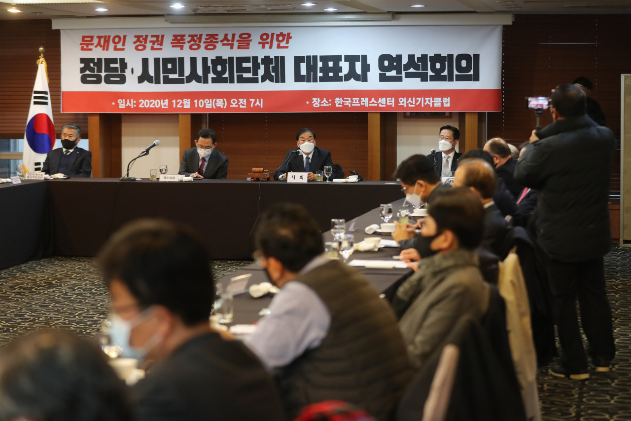 10일 오전 서울 종로구 한국프레스센터에서 '문재인 정권 폭정 종식을 위한 정당·시민사회단체 대표자 연석회의'가 열리고 있다. 이 행사에는 주호영 국민의힘 원내대표와 이태규 국민의당 사무총장, 무소속 홍준표·윤상현 의원 등도 동참했다. [연합]