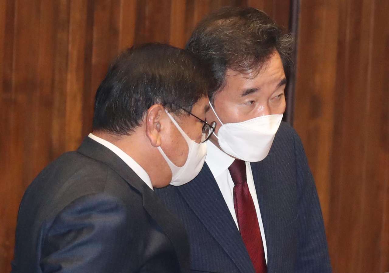 이낙연 더불어민주당 대표와 김태년 원내대표가 9일 국회 본회의장에서 논의하고 있다. 이상섭 기자 babtong@heraldcorp.com