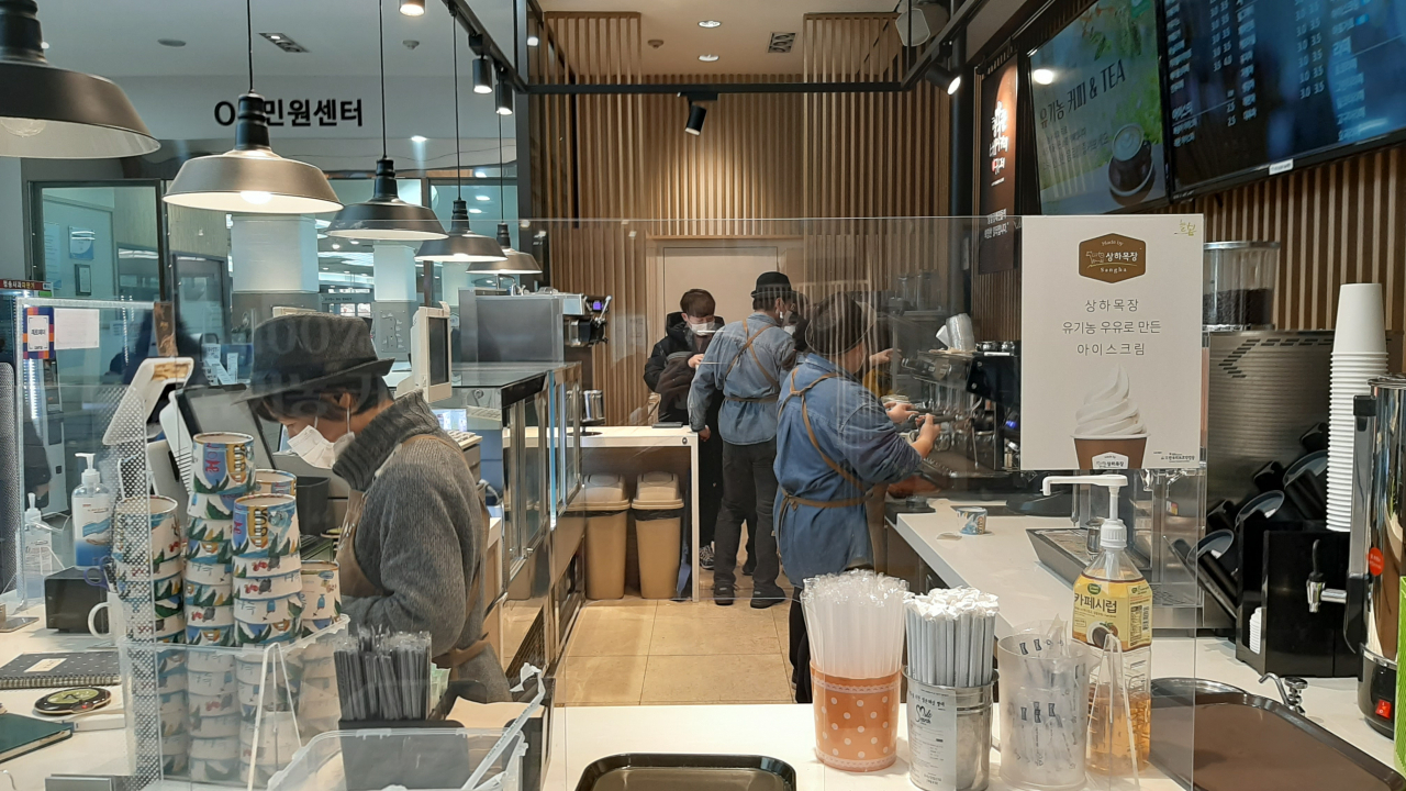 지난 7일 서울 서초구청 1층에 마련된 카페 늘봄에서 일하는 발달장애인들이 커피를 제조하고 있다. 주소현 기자/addressh@heraldcorp.com