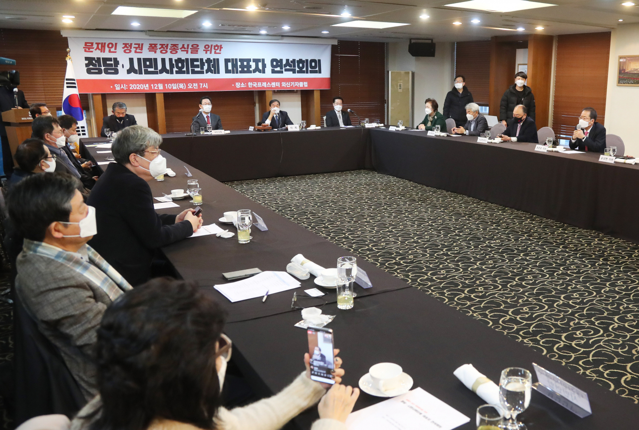 10일 오전 서울 종로구 한국프레스센터에서 '문재인 정권 폭정 종식을 위한 정당·시민사회단체 대표자 연석회의'가 열리고 있다. 이 행사에는 주호영 국민의힘 원내대표와 이태규 국민의당 사무총장, 홍준표·윤상현 무소속 의원 등도 동참했다. [연합]