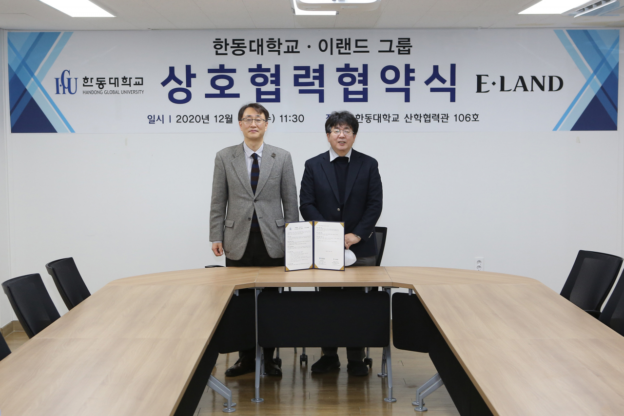 이랜드와 한동대가 바이오 헬스케어 멤버십 개발을 위한 업무협약을 맺었다. 왼쪽부터 최형욱 이랜드 최고 전략 책임자, 장순흥 한동대학교 총장.[사진제공=이랜드]