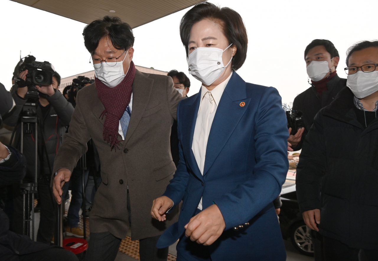 추미애 법무부 장관이 10일 오전 정부과천청사 법무부로 출근하고 있다. 연합뉴스