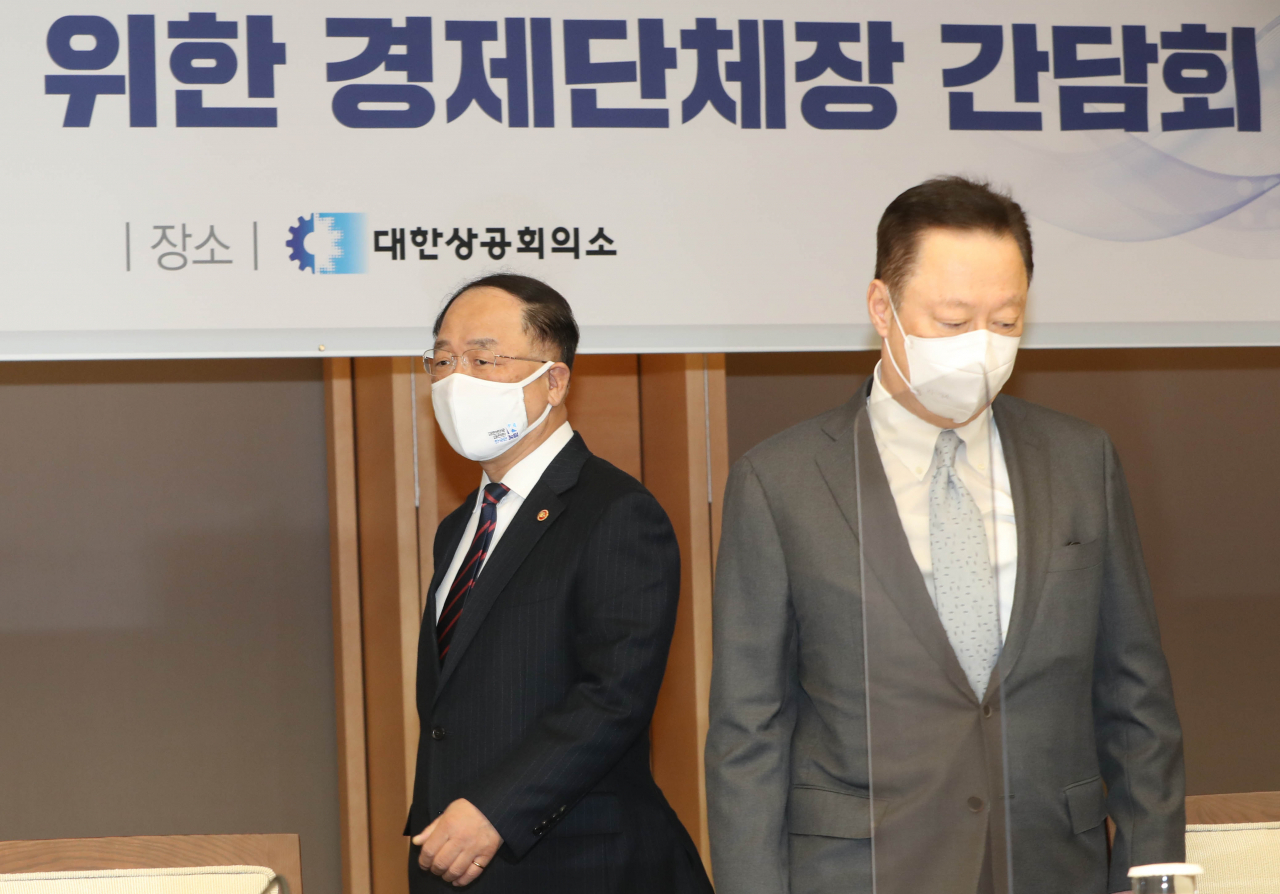 홍남기 경제부총리 겸 기획재정부 장관과 박용만 대한상공회의소 회장이 4일 오후 서울 중구 대한상의에서 열린 2021년 경제정책방향 경제단체장 간담회에 참석하고 있다. [연합]