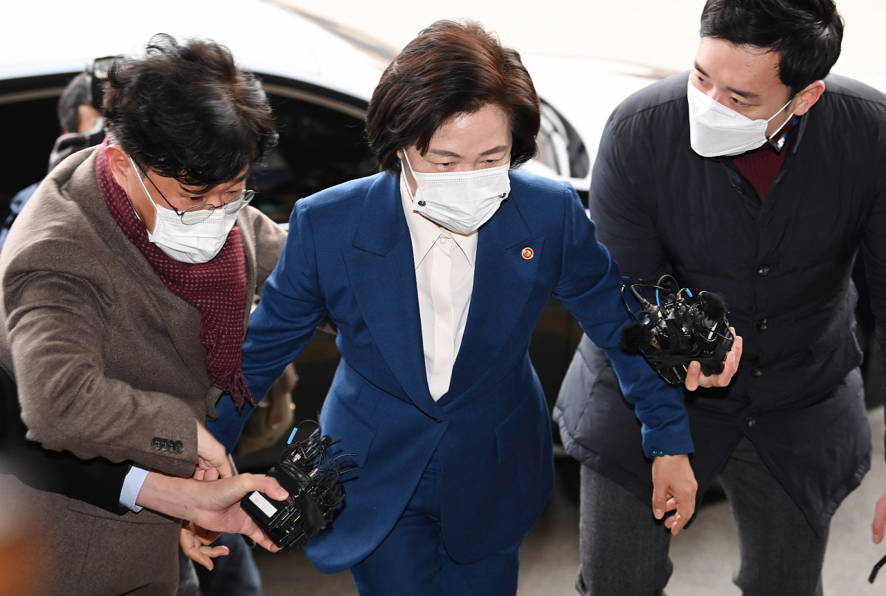 추미애 법무부 장관이 10일 오전 정부과천청사 법무부로 출근하고 있다. [연합]