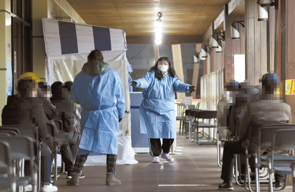 10일 오전 서울 송파구보건소 선별진료소에서 시민들이 신종 코로나바이러스 감염증 검사를 받기 위해 차례를 기다리고 있다. 중앙방역대책본부는 이날 0시 기준 코로나19 신규 확진자가 682명 늘어 누적 4만98명이라고 밝혔다. [연합]