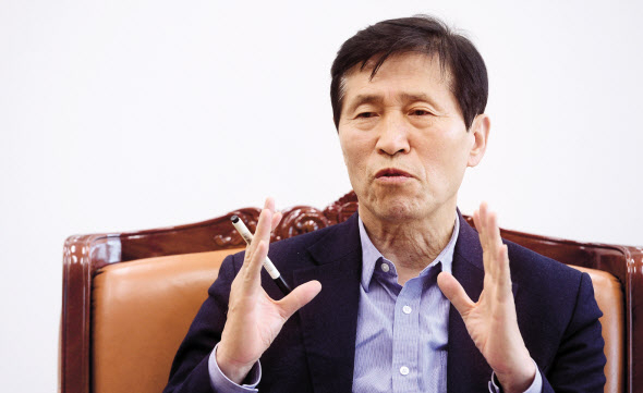 이학영 국회 산업통상자원중소벤처기업위원장이 ‘무역의 날’이었던 8일 국회에서 본지와 인터뷰를 가졌다. 이 위원장은 4차산업혁명의 시대에 정부의 임무로는 ‘신성장 분야에 대한 전폭적인 기업지원’을, 기업의 역할로는 ‘공정 시스템에 맞춘 세계 경쟁력 우위 분야 집중’을 강조했다. 이상섭 기자