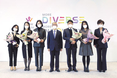 10일 서울 잠실 롯데월드타워에서 열린 ‘롯데 와우 포럼’에서 송용덕 롯데지주 부회장(가운데)이 수상자들과 기념사진을 촬영하고 있다. [롯데지주 제공]