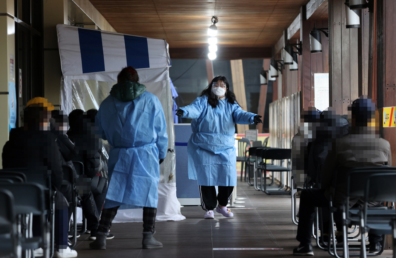 10일 오전 서울 송파구보건소 선별진료소에서 시민들이 신종 코로나바이러스 감염증 검사를 받기 위해 차례를 기다리고 있다. 중앙방역대책본부는 이날 0시 기준 코로나19 신규 확진자가 682명 늘어 누적 4만98명이라고 밝혔다. 연합뉴스