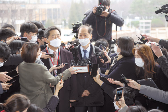 윤석열 검찰총장 측 특별변호인 이석웅(왼쪽), 이완규 변호사가 10일 오전 윤 총장에 대한 검사징계위원회가 열린 정부과천청사 법무부에 출석하고 있다. [연합]