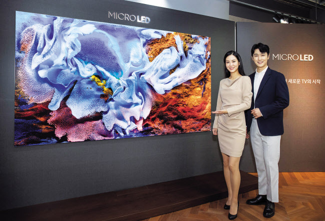 삼성전자 모델이 서울 논현동 삼성 디지털프라자 강남본점에서 신제품 110형 마이크로 LED TV를 소개하고 있다. [삼성전자 제공]