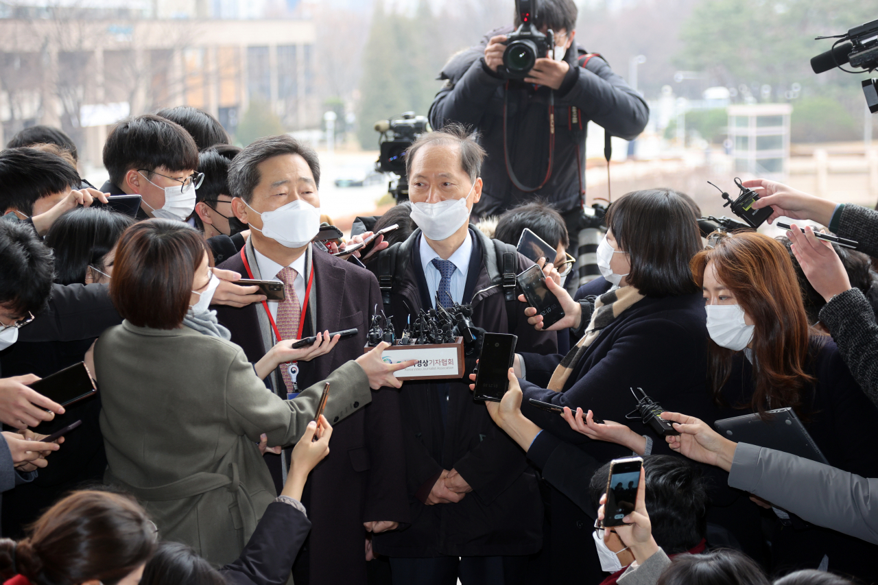 윤석열 검찰총장 측 특별변호인 이완규 변호사가 10일 오전 윤 총장에 대한 검사징계위원회가 열린 정부과천청사 법무부에 출석하고 있다. [연합]