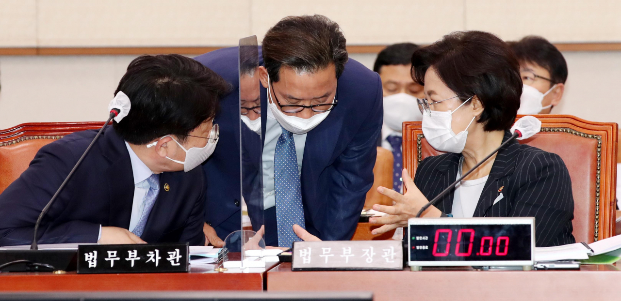 추미애 법무부 장관이 지난 10월 열린 국회 법제사법위원회 국정감사에서 심재철 검찰국장(가운데)과 의논하고 있다. [연합]