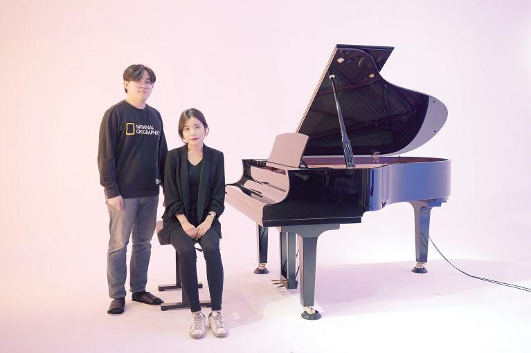 전 세계 클래식 유튜브 3위에 오른 또모는 19학번 세종대 음대 동기 백승준 대표(왼쪽)와 황예은 이사가 의기투합한 채널이다. 7명의 직원들이 꾸려가는 클래식계 예능 콘텐츠로 출발한 또모는 콘텐츠 제작을 넘어 공연 기획, 매니지먼트로 사업을 확장하며 새로운 도약을 꿈꾸고 있다. [또모 제공]