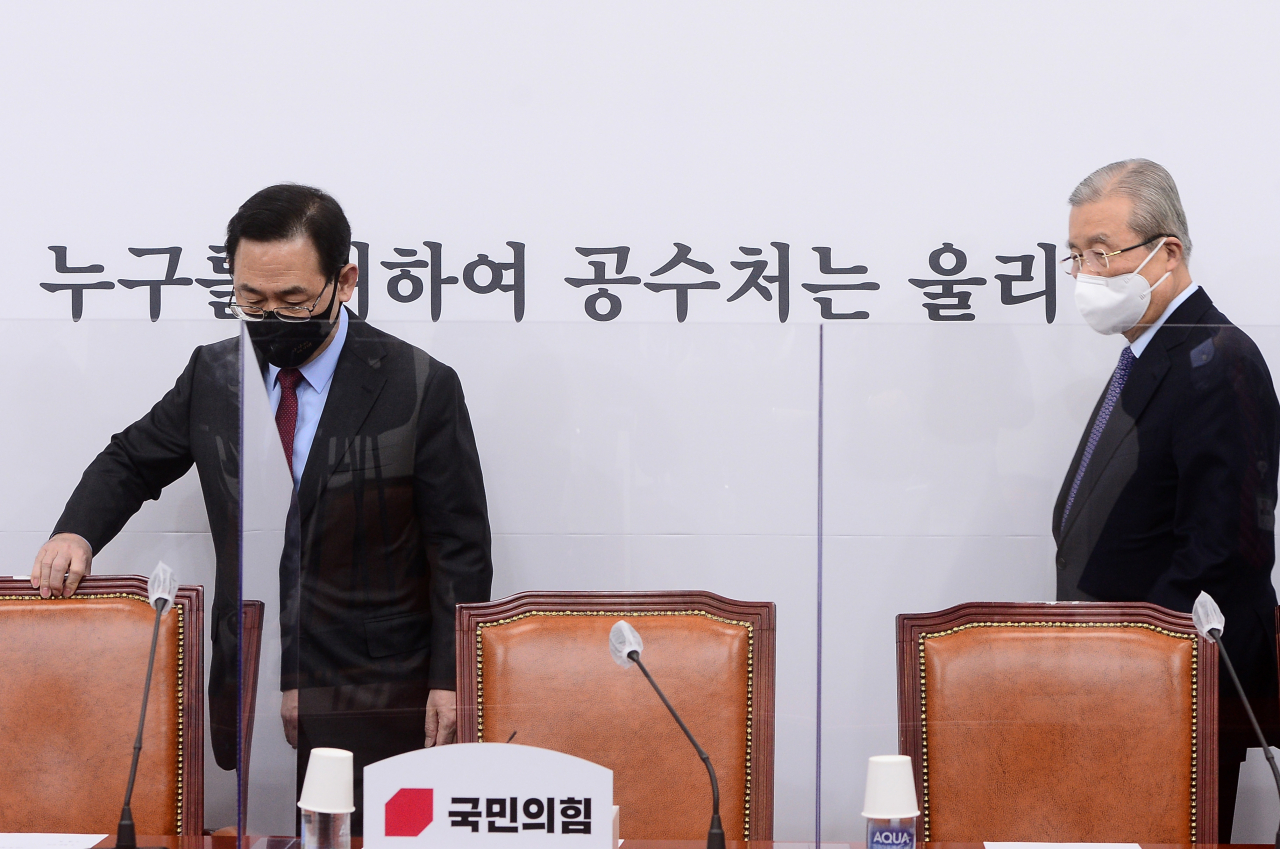 김종인 국민의힘 비상대책위원장과 주호영 원내대표가 10일 오전 서울 여의도 국회에서 열린 비상대책위원회의에 참석하고 있다. [이상섭 기자/babtong@heraldcorp.com]