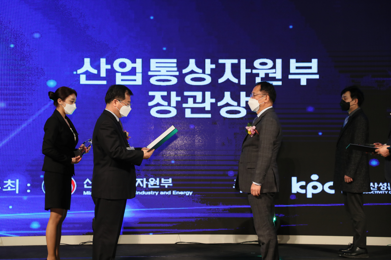 포스코에너지가 산업통상자원부와 중소벤처기업부가 주최하는 '2020년 지속가능경영유공 정부포상’ 시상식에서 산업부 장관상을 수상했다. 사진 왼쪽은 산업통상자원부 강경성 산업정책실장, 오른쪽은 포스코에너지 이형수 기획재무실장. [포스코에너지 제공]