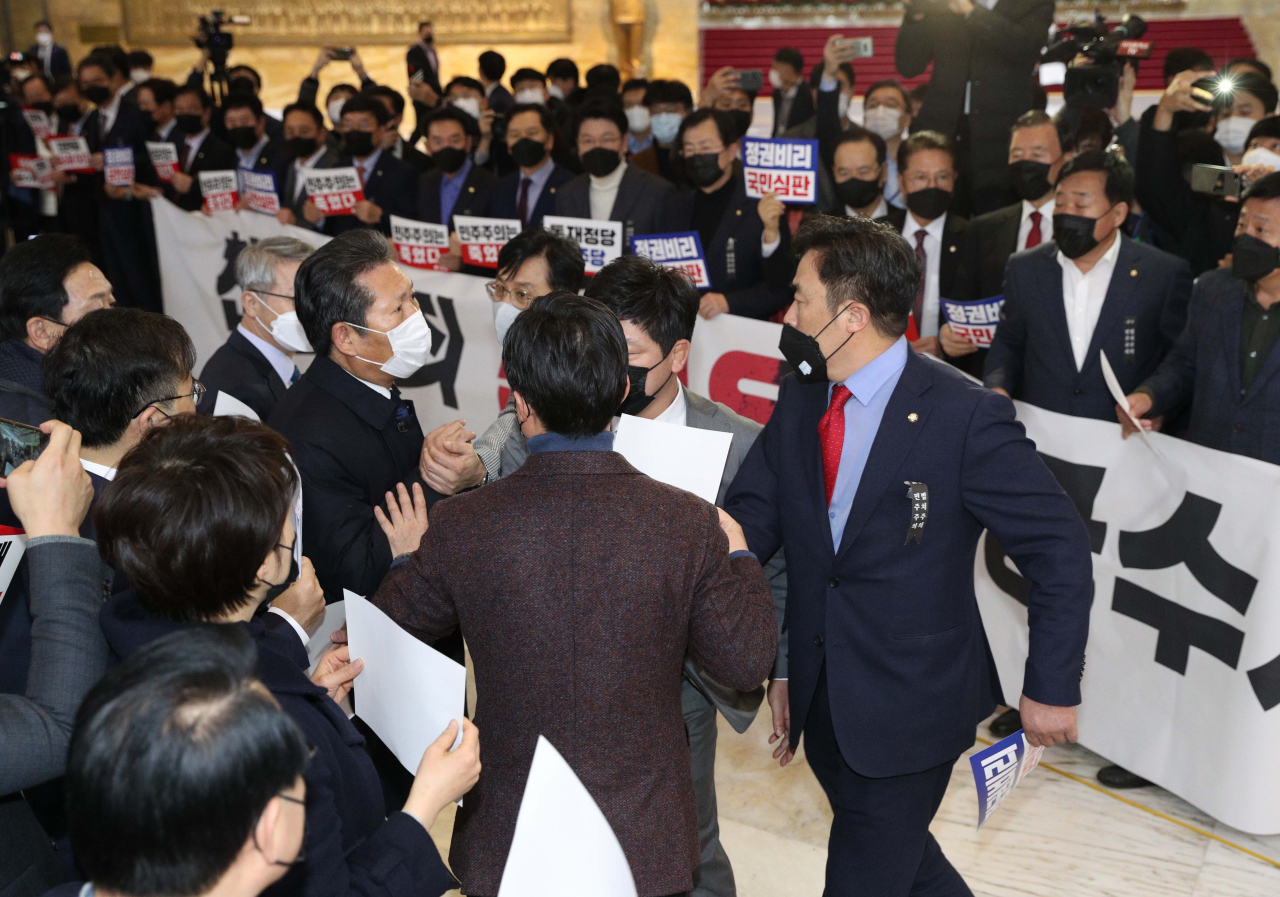 [헤럴드경제=이상섭 기자]정청래 더불어민주당 의원이 10일 오후 국회 로텐더홀에서 공수처법 반대 시위를 하던 국민의힘 의원들과 말다툼을 하고 있다. babtong@heraldcorp.com
