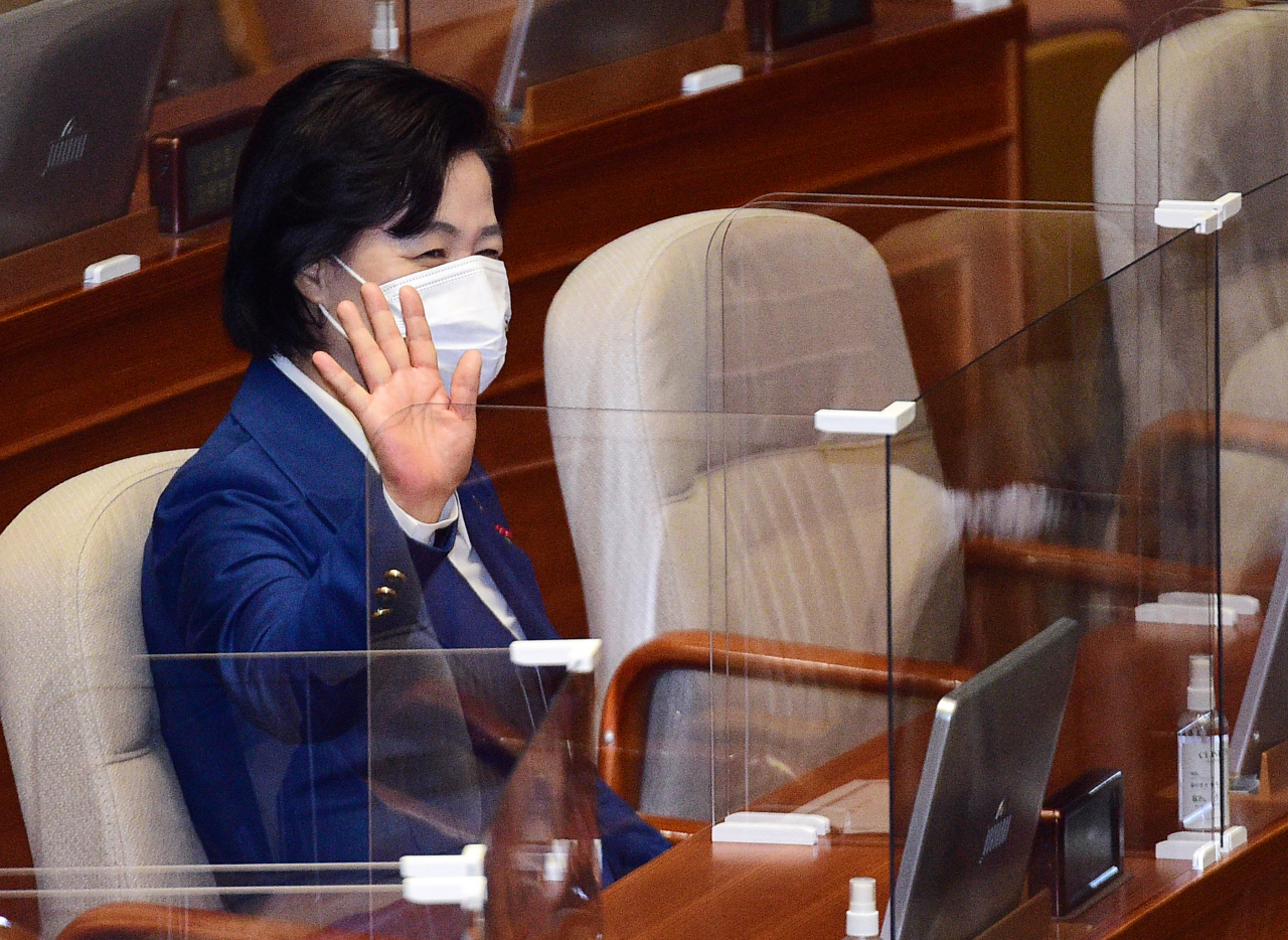 [헤럴드경제=이상섭 기자]미애 법무부 장관이 10일 오후 국회 본회의장에서 손을 흔들어 인사하고 있다. babtong@heraldcorp.com