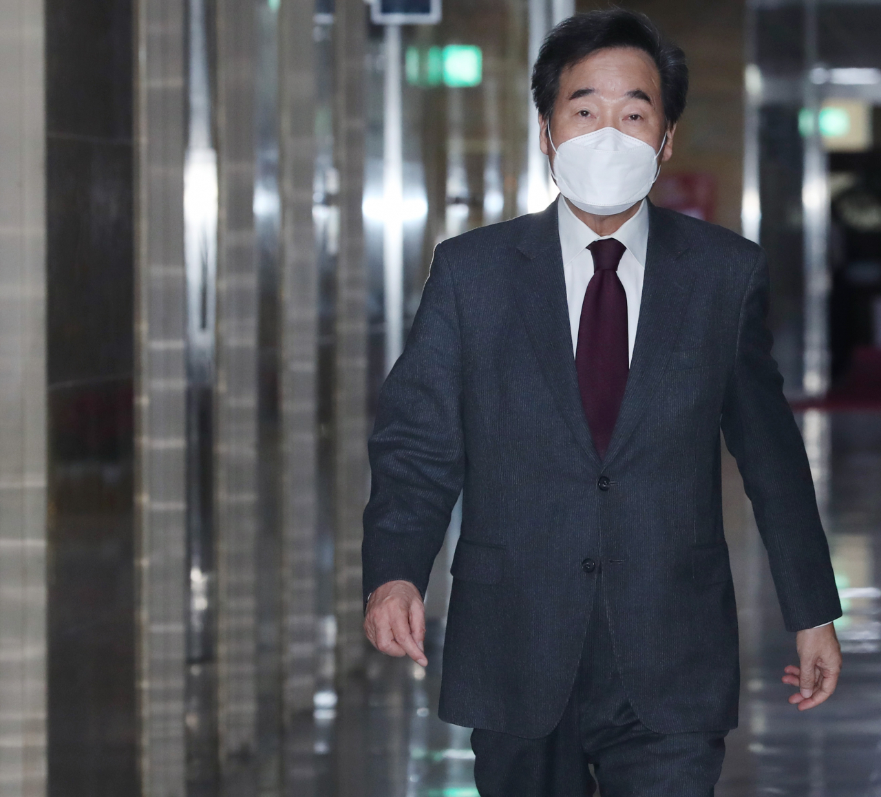 이낙연 더불어민주당 대표가 10일 오후 국회에서 열린 비공개 의원총회에 참석하고 있다. 이상섭 기자 babtong@heraldcorp.com