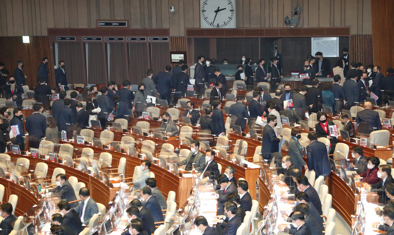 국민의힘 의원들이 10일 국회에서 열린 본회의에서 고위공직자범죄수사처 설치 및 운영에 관한 법률 일부개정법률안(공수처법)이 가결되자 본회의장에서 퇴장하고 있다. 이상섭 기자 babtong@heraldcorp.com