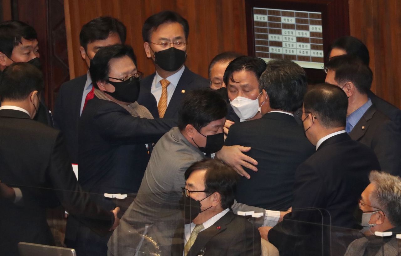 정청래 더불어민주당 의원이 10일 국회에서 열린 본회의에서 국민의힘 의석을 찾아 항의하고 있다. [연합]