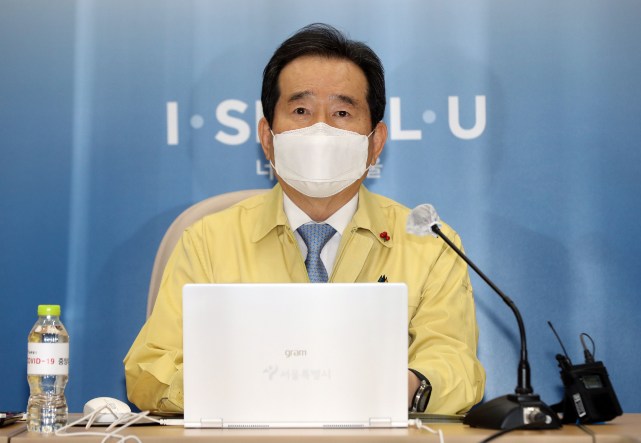 정세균 국무총리가 10일 서울시청에서 열린 수도권 코로나19 상황점검회의를 주재하고 있다. [연합]