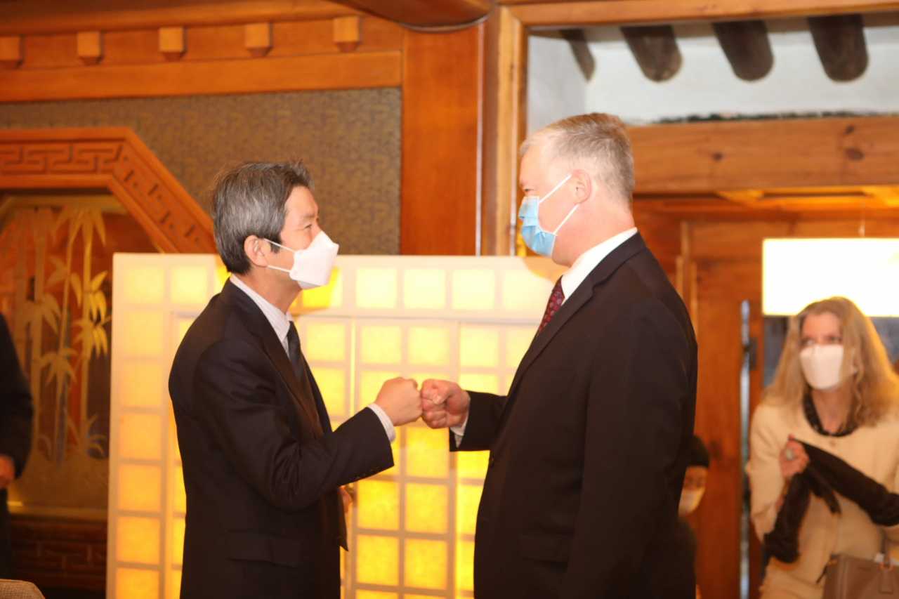 방한중인 스티븐 비건 미국 국무부 부장관은 10일 오전 이인영 통일부 장관과 가진 조찬 회동에서 인도주의 분야를 비롯한 남북협력을 강력하게 지지한다는 입장을 밝혔다. 이 장관과 비건 부장관이 주먹 악수를 나누고 있다. [통일부 제공]
