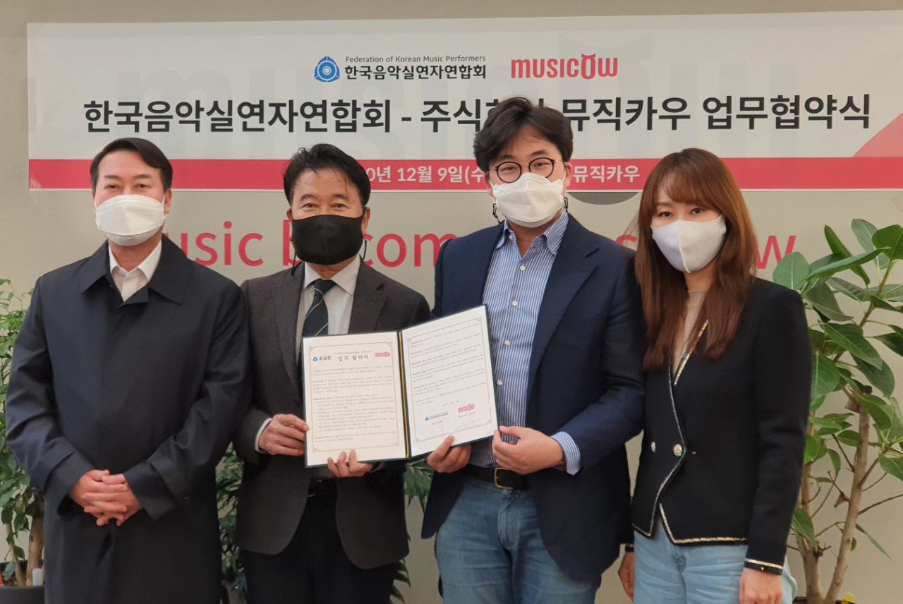 왼쪽부터 음실련 김성익 전무이사, 김원용 회장, 뮤직카우 김지수 공동대표, 정현경 공동대표