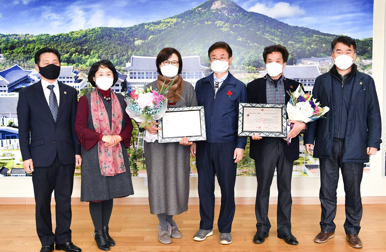 경북도 최고 장인 인증패 수여식 모습.[경북도 제공]