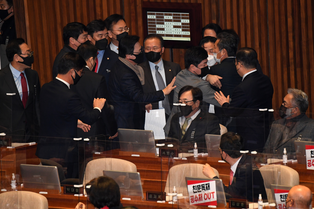 더불어민주당 정청래 의원이 10일 오후 서울 여의도 국회 본회의장에서 제383회 국회(임시회) 제1차 본회의를 앞두고 국민의힘 주호영 원내대표, 의원들과 언쟁을 벌이고 있다. 정청래 의원은 이날 본회의에 앞서 본회의장 앞에서 공수처법 통과를 반대하는 국민의힘 의원들이 피켓 시위를 하며 한 발언에 대해 항의한 바 있다. [이상섭 기자/babtong@heraldcorp.com]