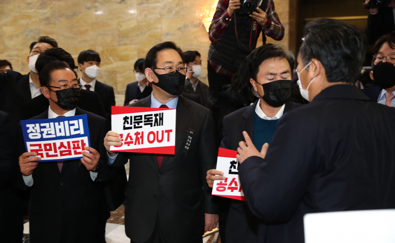 더불어민주당 정청래 의원이 10일 오후 국회 본회의장 앞에서 손피켓을 들고 시위하는 국민의힘 주호영 원내대표에게 항의하고 있다. [이상섭 기자/babtong@heraldcorp.com]