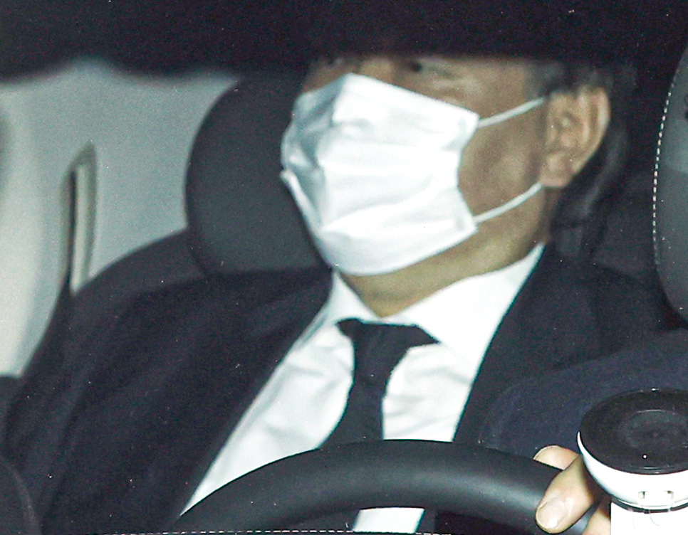 윤석열 검찰총장이 법무부 검사징계위원회가 진행 중인 10일 오후 서울 서초구 대검찰청을 나서고 있다. [연합]