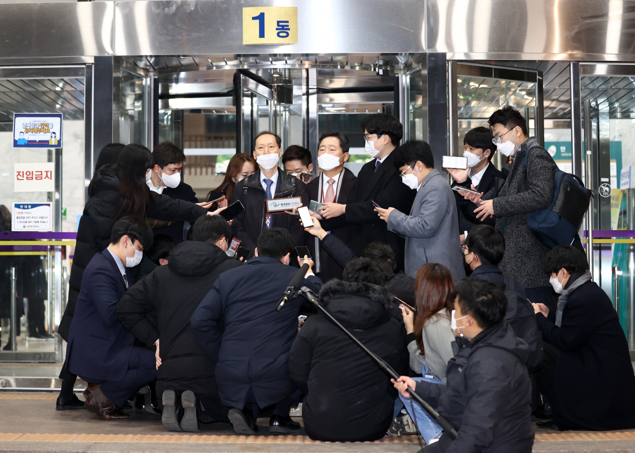윤석열 검찰총장 측 특별변호인 이완규 변호사(왼쪽)가 10일 열린 윤 총장에 대한 검사징계위원회 종료 후 정부과천청사 법무부에서 나서며 취재진 질문에 답하고 있다. 오른쪽은 이석웅 변호사. [연합]