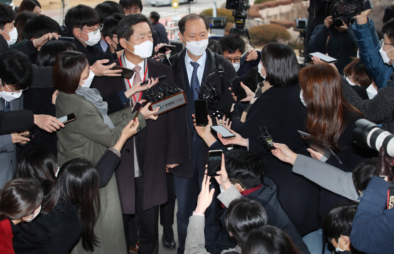 윤석열 검찰총장 측 특별변호인인 이완규 변호사가 10일 오전 윤 총장에 대한 검사징계위원회가 열린 정부과천청사 법무부에 도착해 취재진의 질문에 답변하고 있다. [연합]