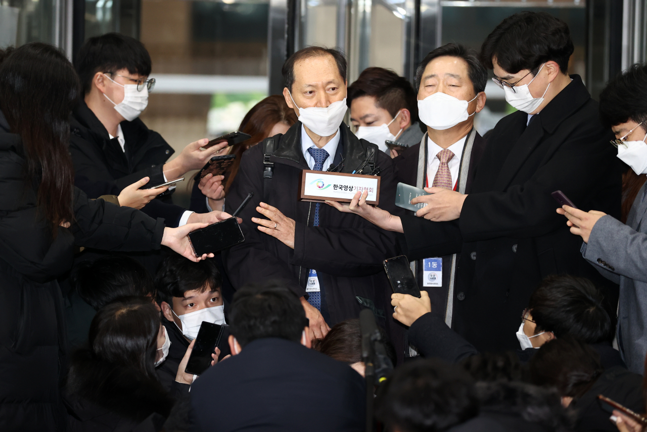 윤석열 검찰총장 측 특별변호인 이완규 변호사(왼쪽)가 10일 열린 윤 총장에 대한 검사징계위원회 종료 후 정부과천청사 법무부에서 나서며 취재진 질문에 답하고 있다. 오른쪽은 이석웅 변호사. [연합]