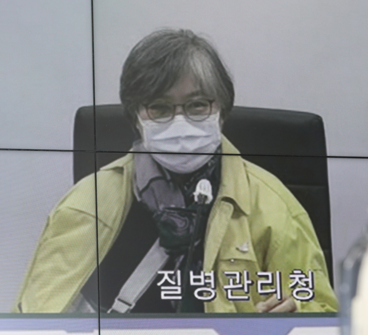 국내 신종 코로나바이러스 감염증(코로나19) 방역 대응을 진두지휘해 온 정은경 질병관리청장이 8일 오후 영상으로 열린 수도권 코로나19 상황점검회의에 오른쪽 어깨를 깁스한 채 참석해 자리에 앉아 있다. [연합]