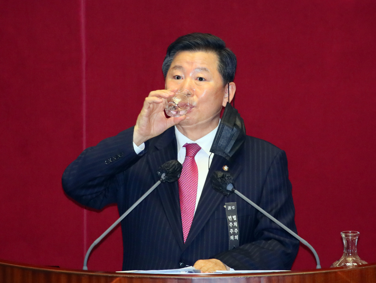 이철규 국민의힘 의원이 10일 국회 본회의에서 15시 15분께 시작한 국가정보원법 전부개정법률안에 대한 무제한토론을 21시 50여분까지 6시간 넘게 계속하며 물을 마시고 있다. [연합]