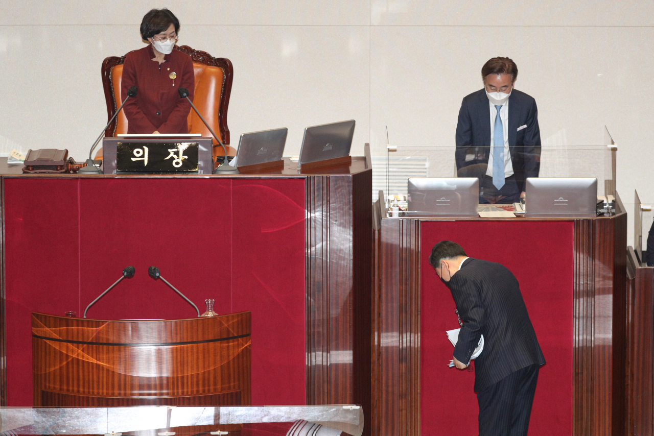 이철규 국민의힘 의원이 11일 자정께 국회 본회의에서 전날 15시 15분께 시작한 국가정보원법 전부개정법률안에 대한 8시간 44분여간의 무제한토론을 마치고 내려가며 김상희 국회 부의장에게 인사하고 있다. [연합]