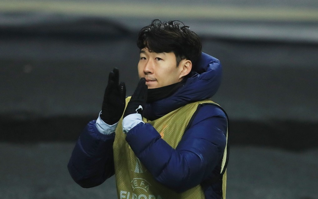 벤치에서 몸을 풀고 있는 토트넘의 손흥민[연합]