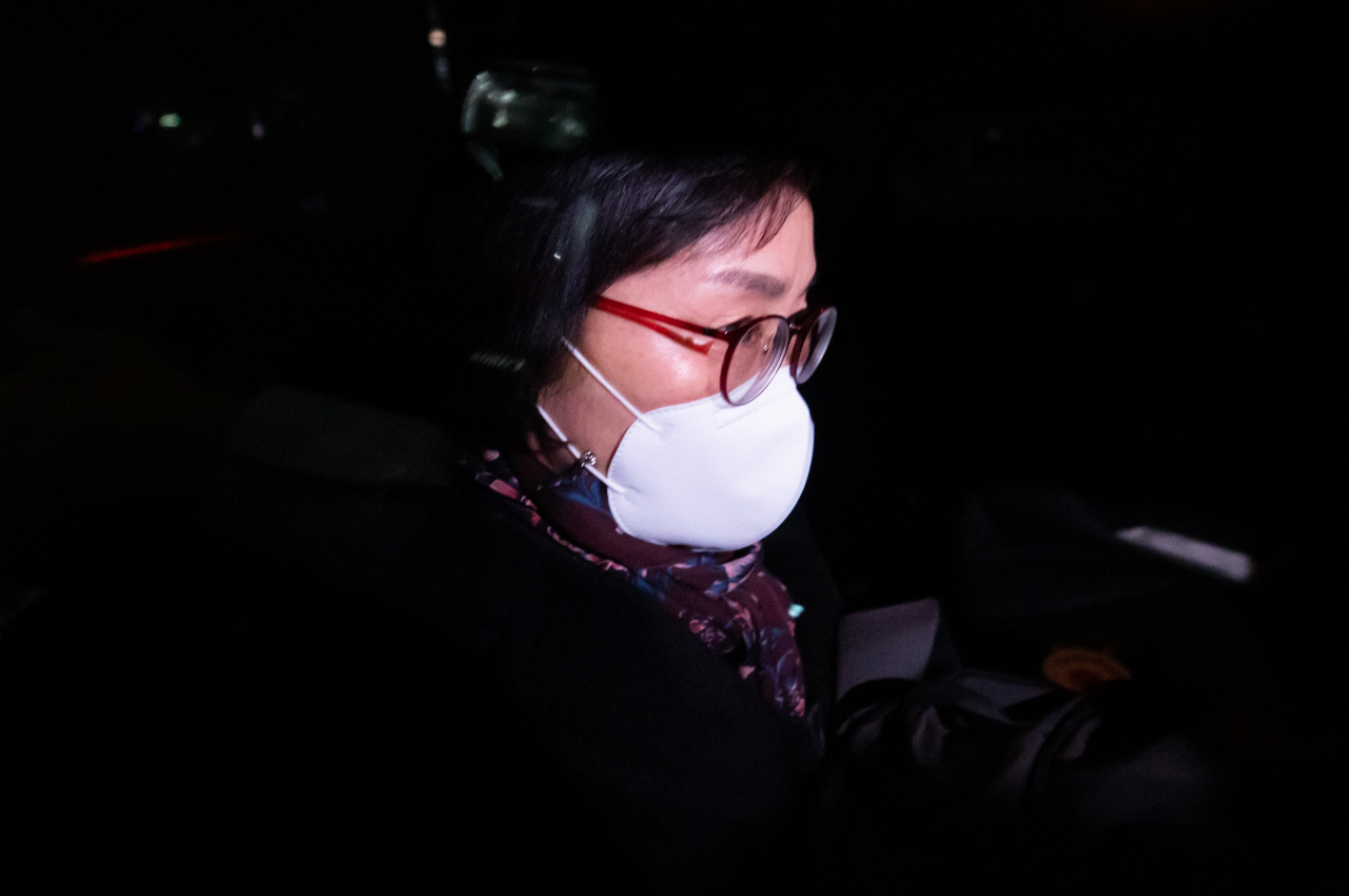 검사징계위원 안진 전남대 로스쿨 교수가 10일 열린 윤석열 검찰총장에 대한 검사징계위원회 종료 후 정부과천청사 법무부를 나서고 있다. [연합]