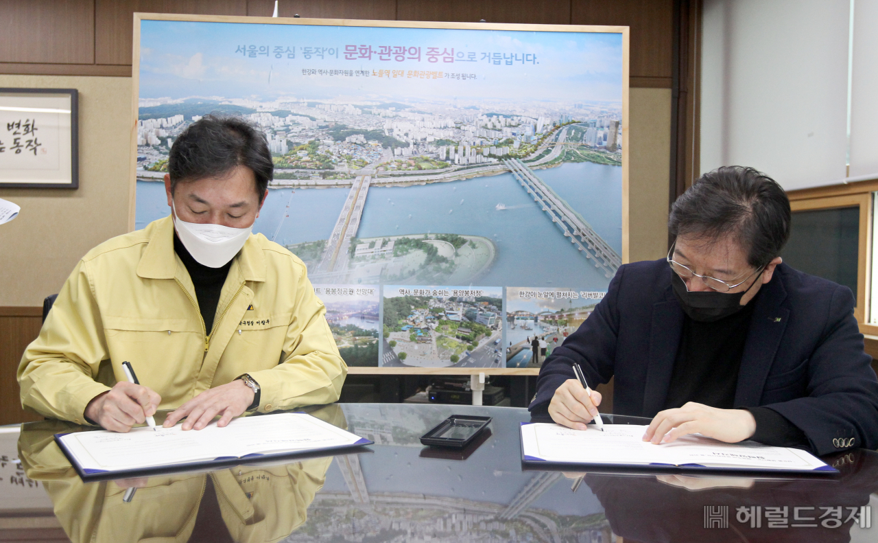 이창우(왼쪽) 동작구청장과 김세용 서울주택도시공사 사장이 지난 10일 동작구청에서 상도동 생활SOC 행복주택 복합화사업을 위한 협약서에 서명하고 있다. [동작구 제공]