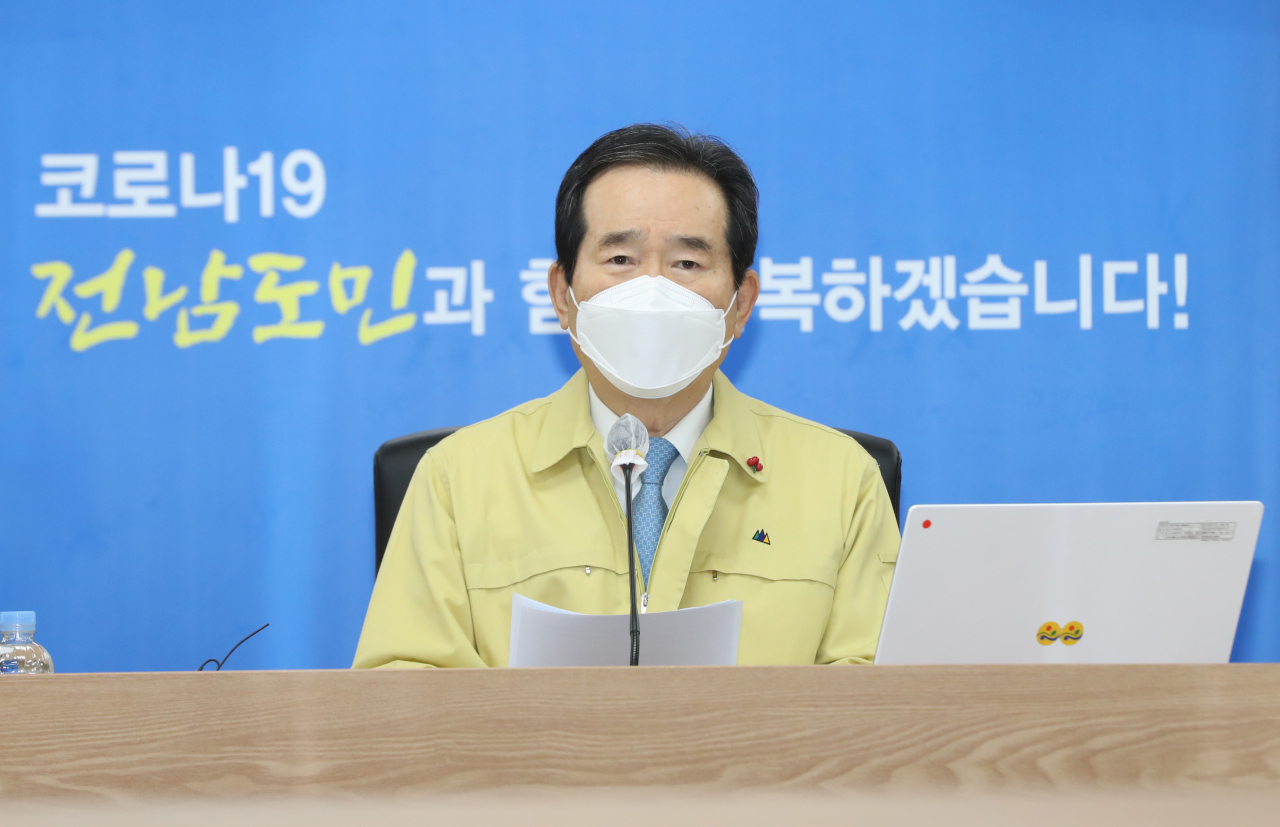 정세균 국무총리가 11일 전남 무안군 전남도청에서 열린 코로나19 대응 중앙재난안전대책본부회의에서 모두발언을 하고 있다. [연합]
