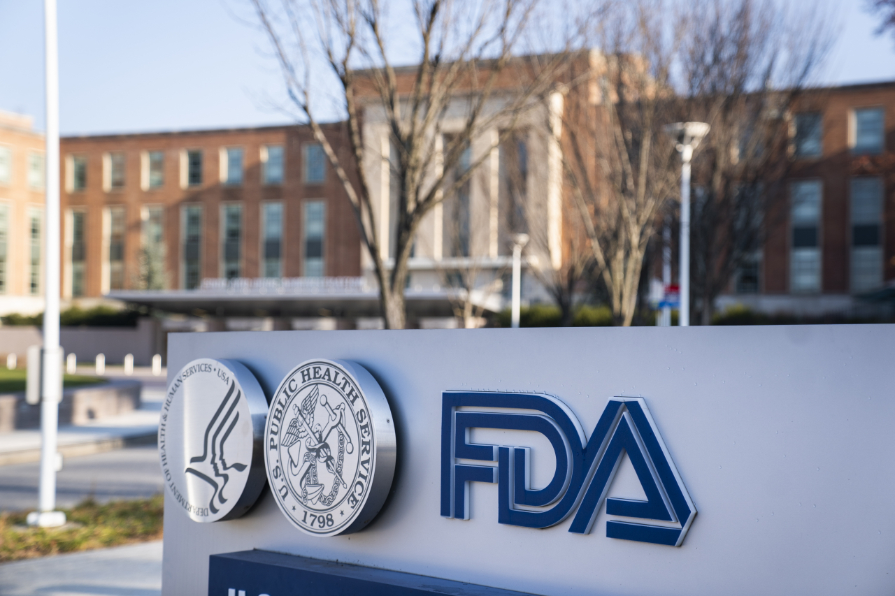 10일(현지시간) 미국 식품의약국(FDA) 자문기구인 백신·생물의약품자문위원회(VRBPAC)가 미 글로벌 제약사 화이자와 독일 바이오엔테크가 공동 개발한 신종 코로나바이러스 감염증(코로나19) 백신의 긴급사용 승인을 FDA에 권고했다.[EPA]