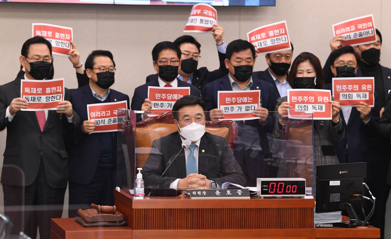 윤호중 국회 법제사법위원장이 지난 8일 서울 여의도 국회에서 열린 법제사법위원회 전체회의에서 상법 일부개정법률안을 통과시키려하자 국민의힘 주호영 원내대표를 비롯한 의원들이 "독재로 흥한 자 독재로 망한다" 구호를 외치며 항의하고 있다. [연합]