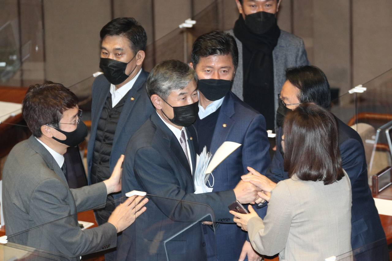 [헤럴드경제=이상섭 기자]조태용 국민의힘 국민의힘 의원이 11일 오전 서울 여의도 국회에서 열린 본회의에서 국가정보원법 전부개정법률안에 반대 입장을 밝히는 무제한토론을 마친 뒤 동료의원들의 격려를 받고 있다. babtong@heraldcorp.com