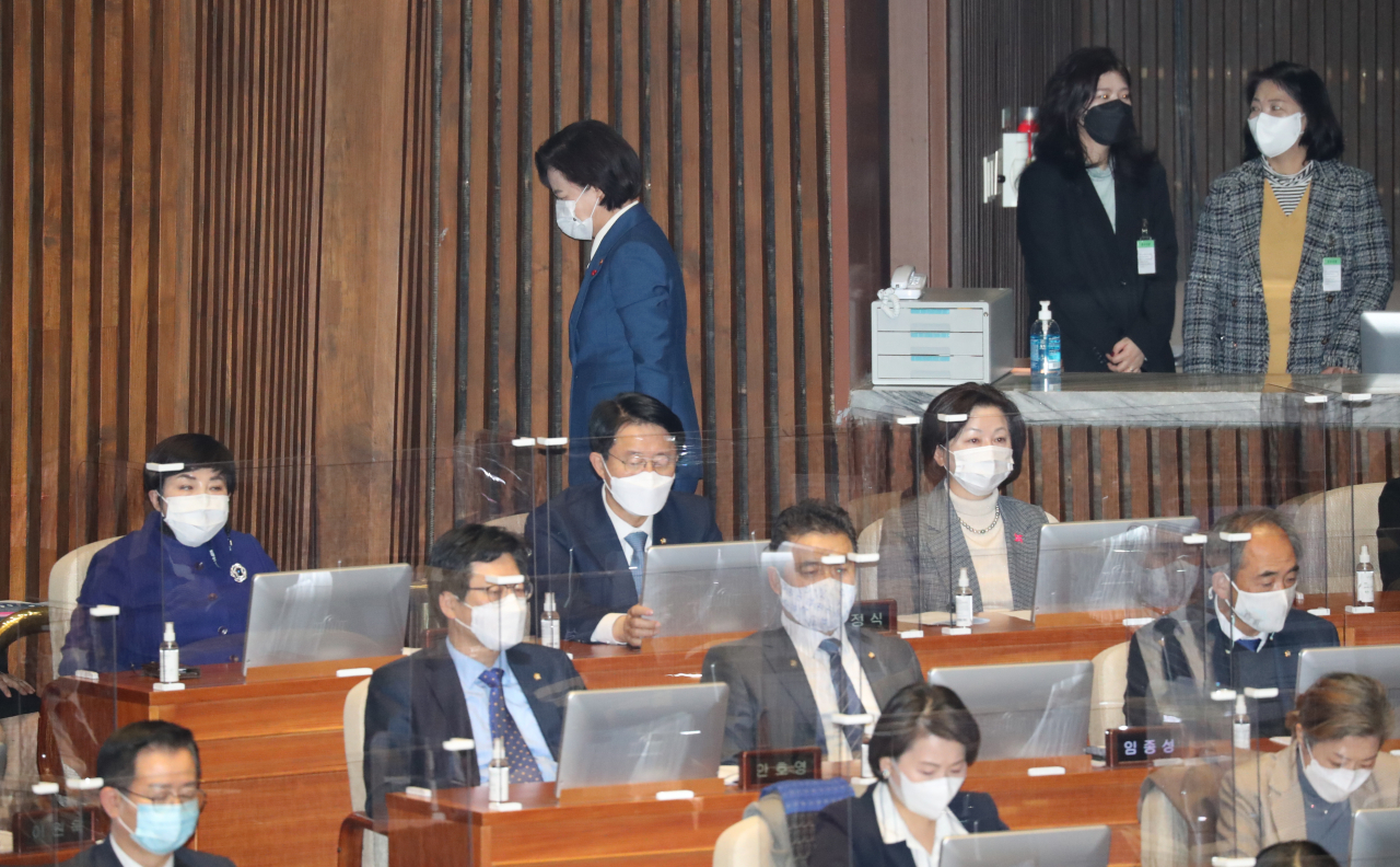 추미애 법무부 장관이 10일 오후 서울 여의도 국회에서 열린 본회의에서 고위공직자범죄수사처(공수처) 설치 및 운영에 관한 일부개정법률안이 통과된 후 퇴장하고 있다. [연합]