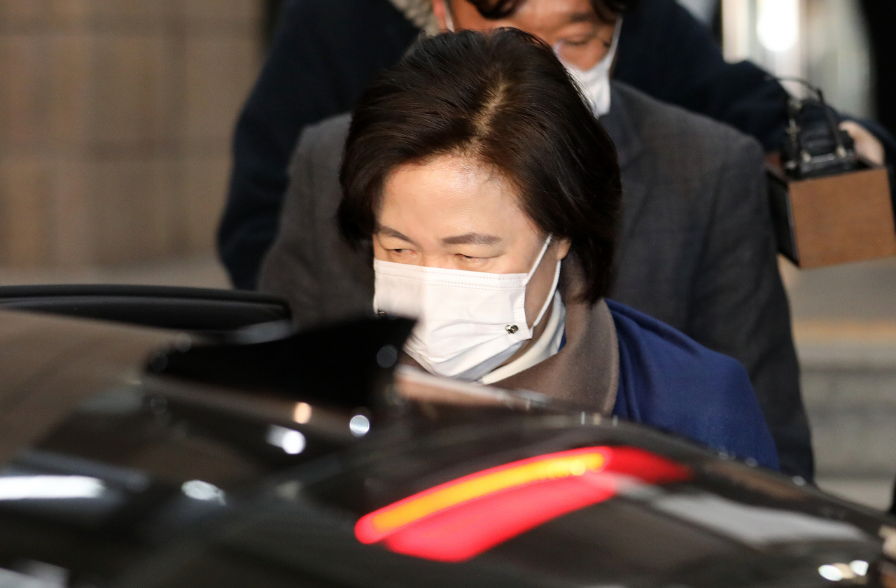 추미애 법무부 장관이 10일 오후 퇴근을 하기 위해 과천 법무부 청사를 나서고 있다. [연합]