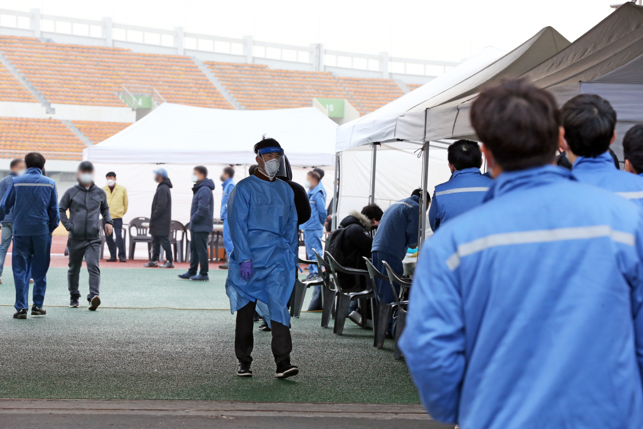 11일 오전 경북 포항시 남구 대도동 포항종합운동장에서 포항철강산업단지 기업체 직원들이 신종 코로나바이러스 감염증(코로나19) 검사를 받기 위해 서 있다. 포항시는 코로나19 확산 예방 차원에서 최근 타지를 다녀오거나 의심 증상이 있는 철강공단 직원 신청을 받아 10일과 11일 사이에 약 3천400명을 대상으로 검사하고 있다. 연합뉴스