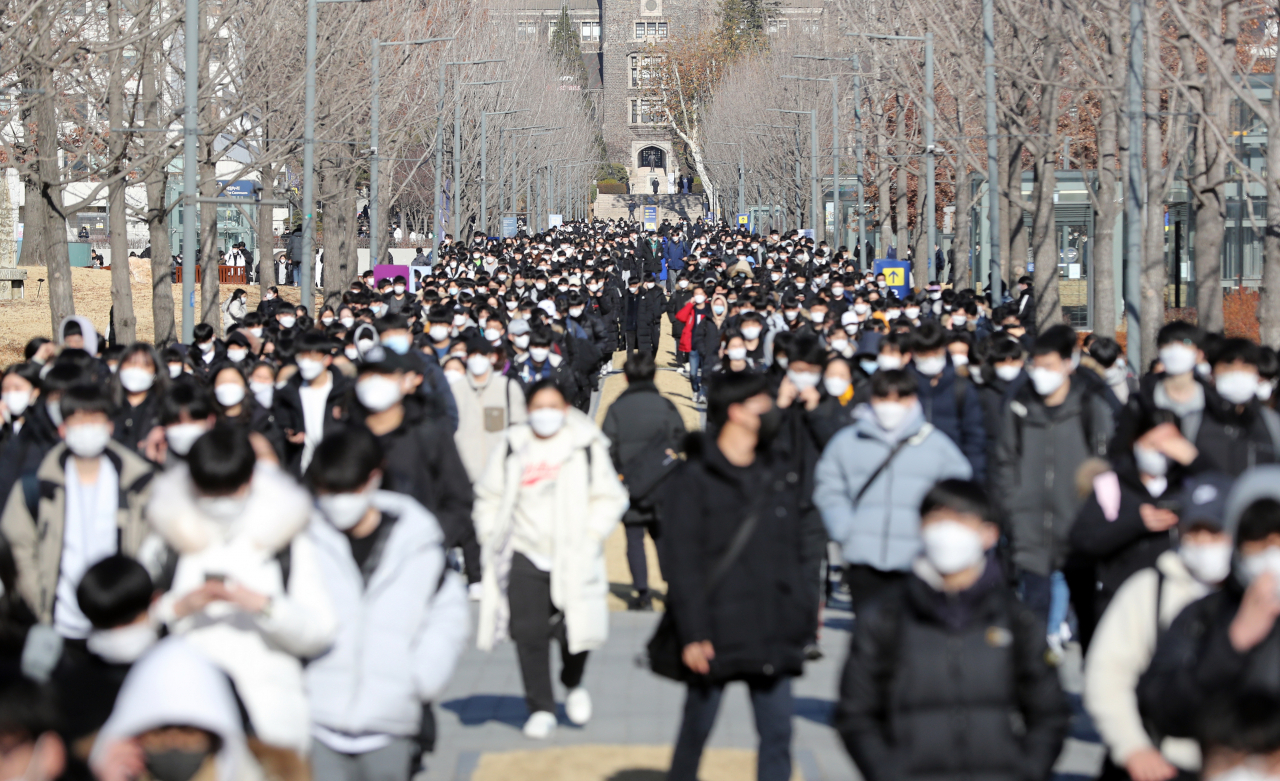 2021학년도 연세대학교 자연계 논술 고사가 치러진 지난 8일 시험을 마친 학생들이 학교를 나서고 있다. [연합]