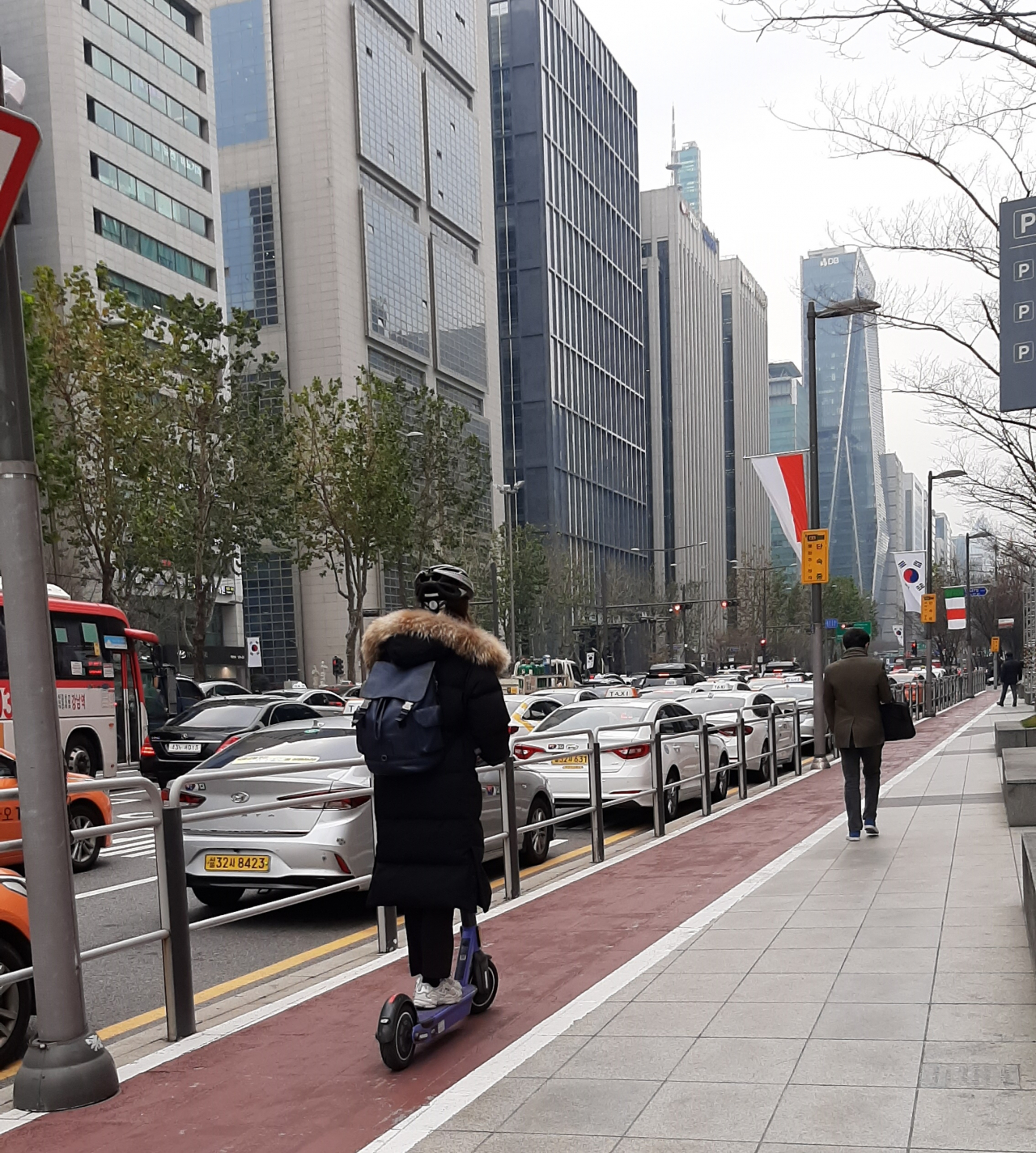 도로교통법 개정안 시행이 시작된 지난 10일 서울 강남구 지하철 2호선 삼성역 인근 분리형 자전거보행자겸용도로에서 기자가 킥보드를 타고 있다.주소현 기자/addressh@heraldcorp.com